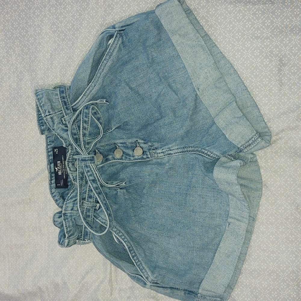 Denim Hollister mom shorts with belt